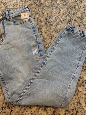 American Eagle Outfitters Light Wash ‘Mom Jogger’ Jeans